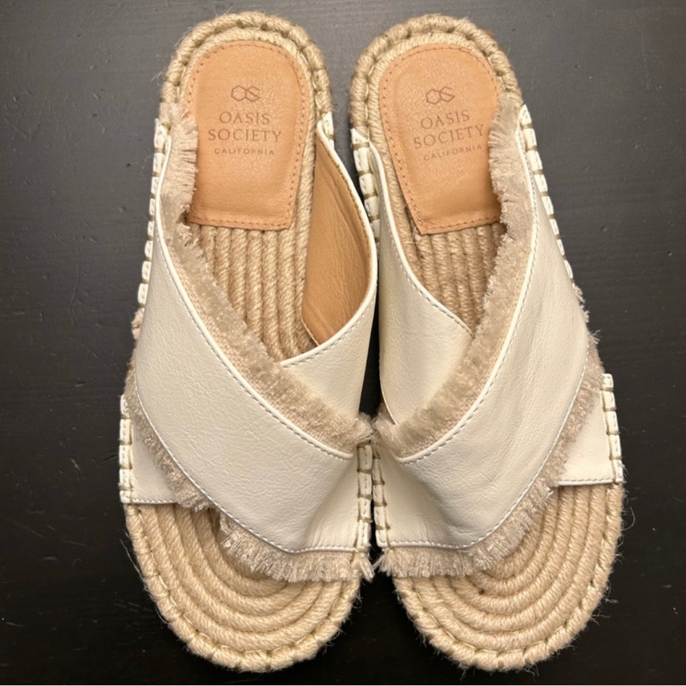 OASIS SOCIETY WHITE FRINGE SANDALS: SIZE 8